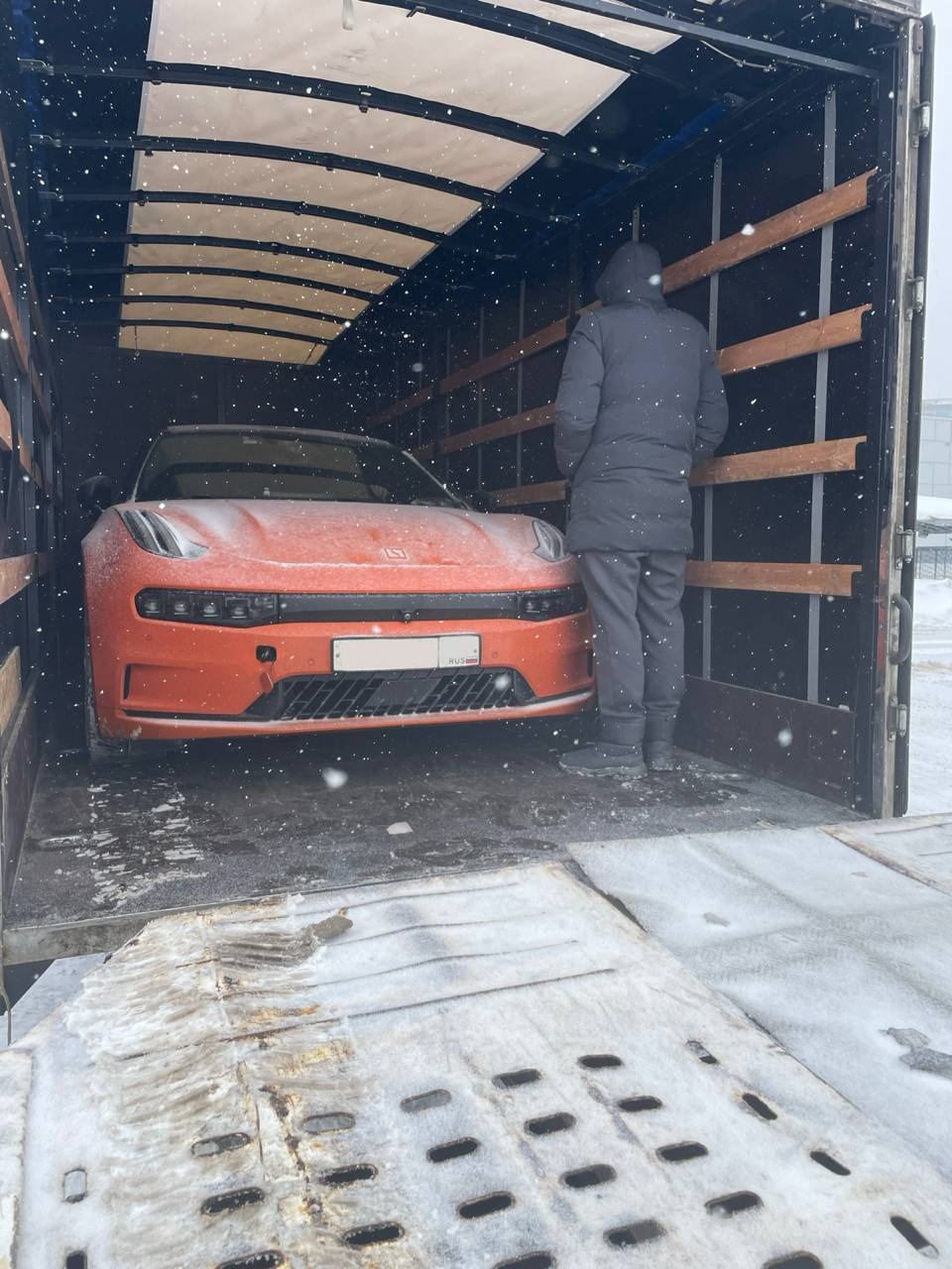 Перевозка автомобиля в кузове грузовика — Магистраль