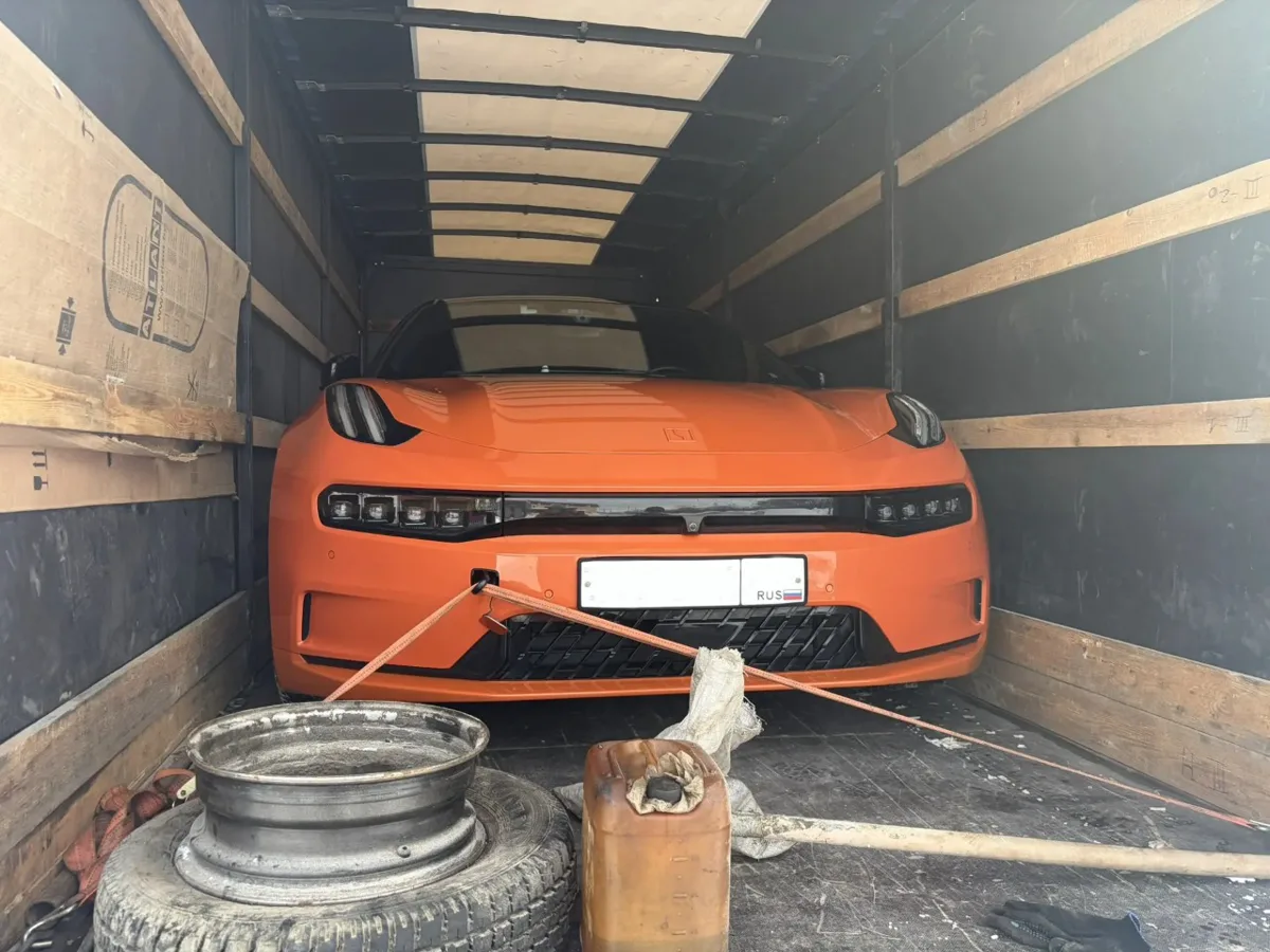 Автомобиль закреплён в закрытом кузове грузовика вместе с вещами